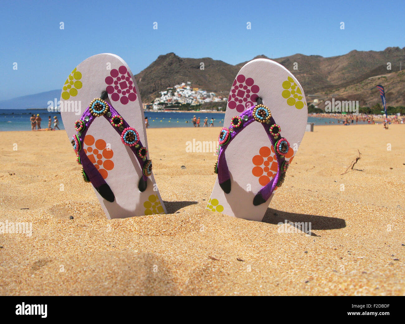 Flip-flop nella sabbia della spiaggia di Teresitas. Isola di Tenerife, Canarie Foto Stock