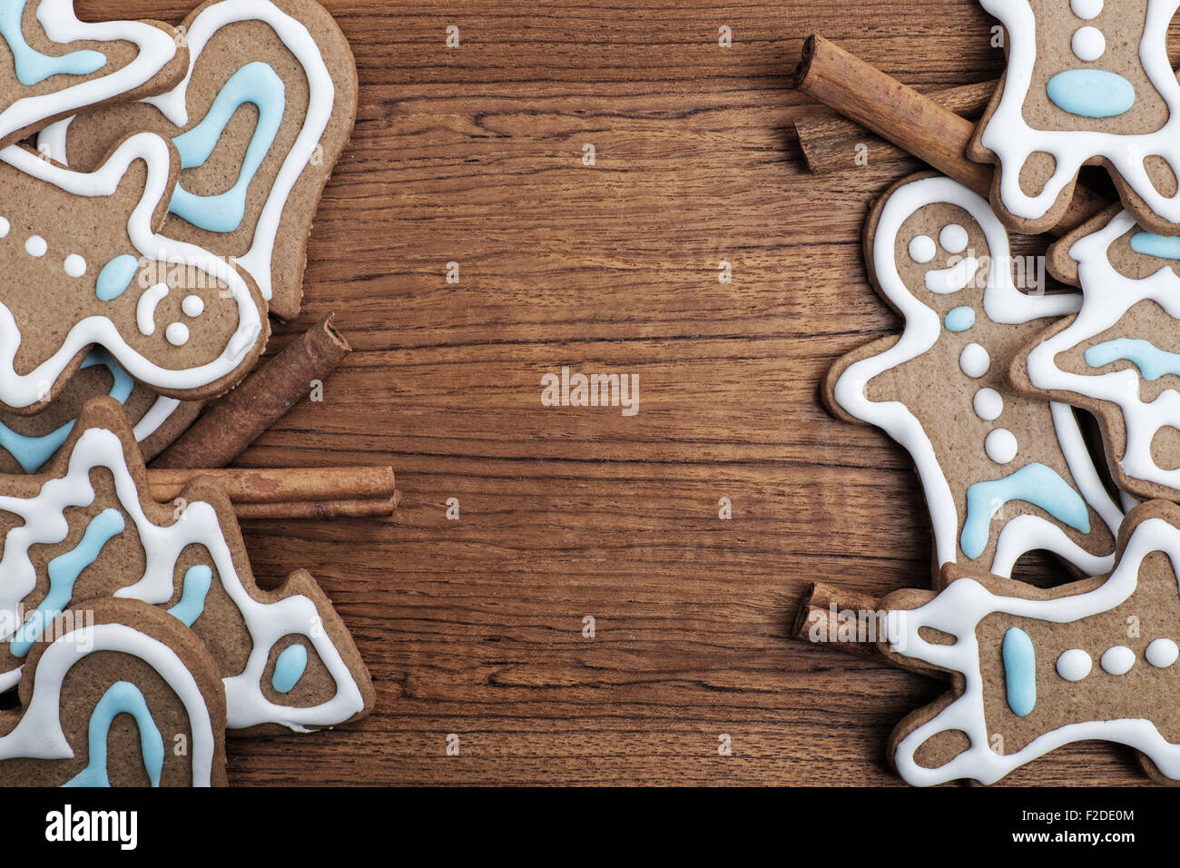Gingerbread cookies con bastoncini di cannella su uno sfondo di legno Foto Stock