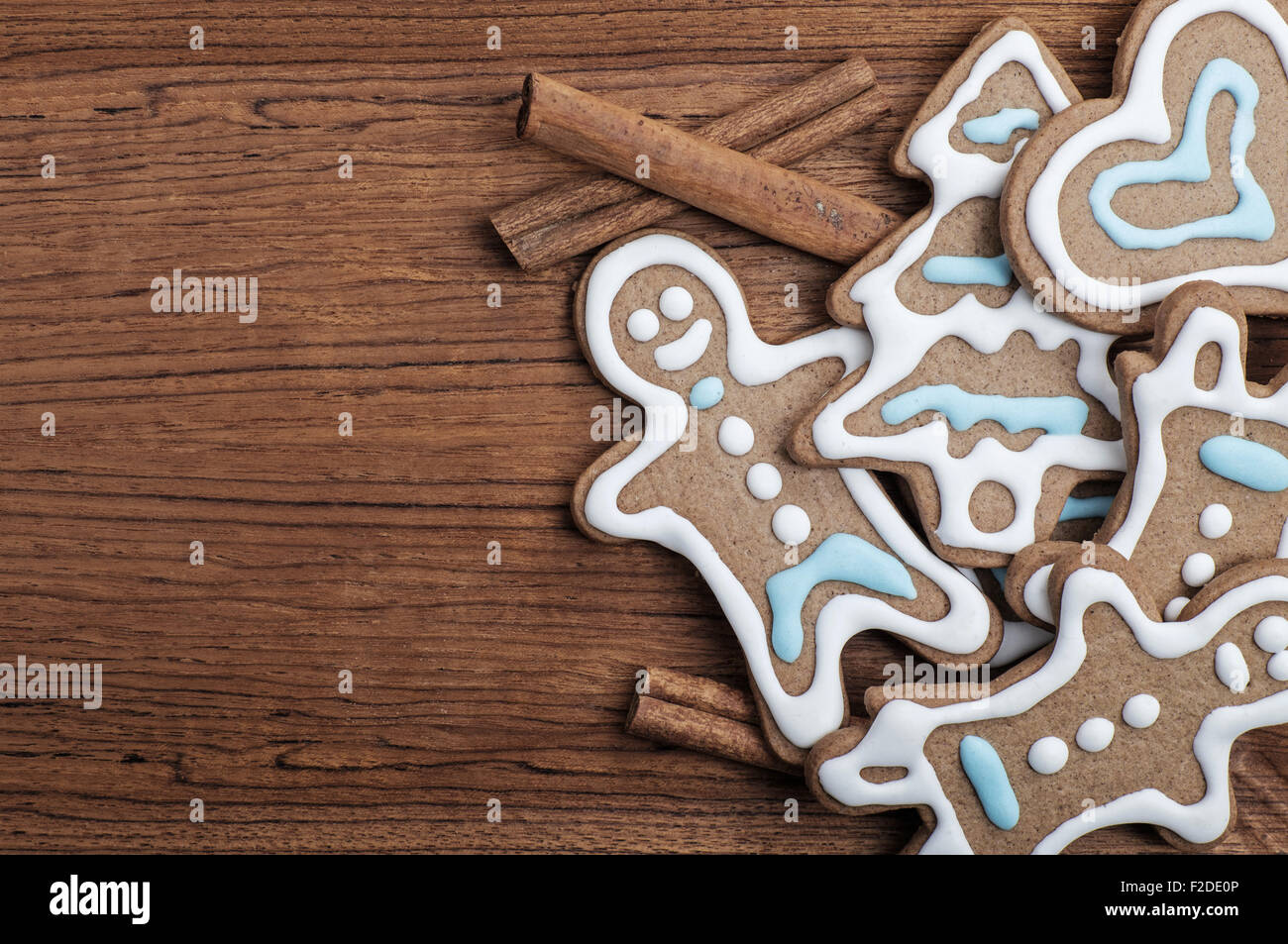 Vassoio di decorate gingerbread cookies con bastoncini di cannella Foto Stock