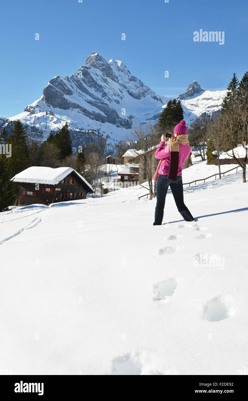 Ragazza di scattare una foto nelle Alpi Svizzere Foto Stock