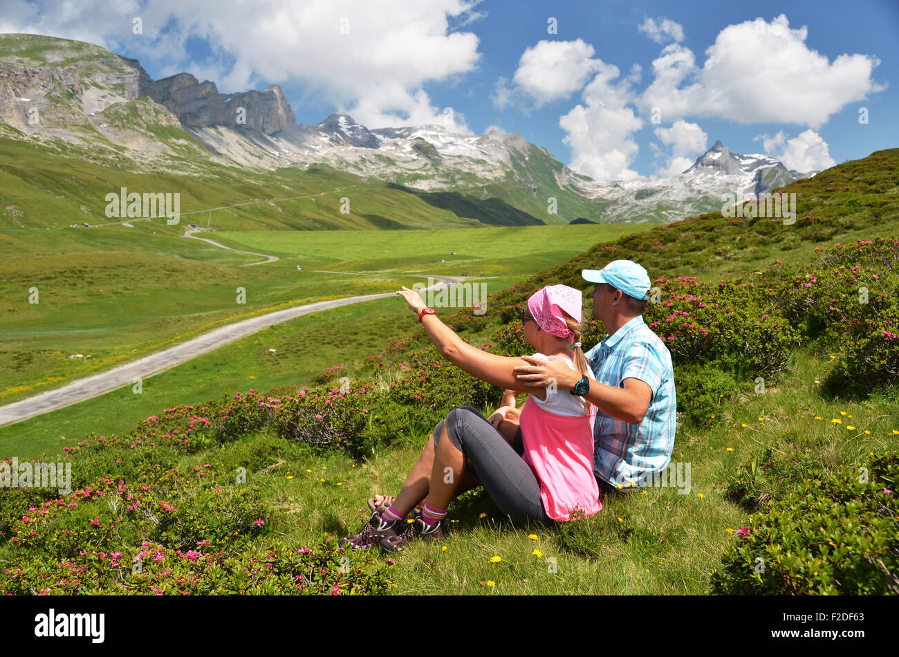 I viaggiatori su per la collina. Melchsee-Frutt, Svizzera Foto Stock