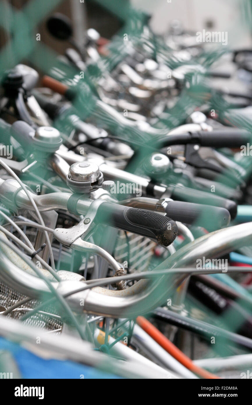 Un manubrio di bicicletta attraverso il recinto verde forte profondità di campo Foto Stock