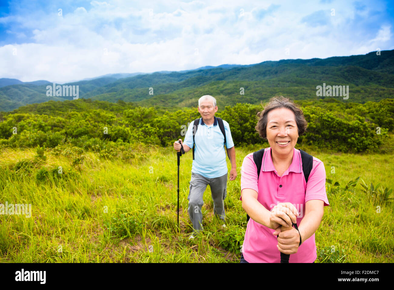 Felice coppia senior escursionismo sul Monte Foto Stock