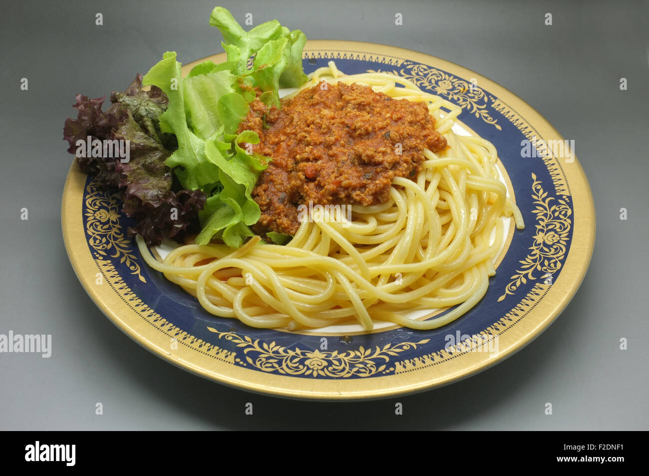 Spaghetti alla Bolognese, carne di salsa di pomodoro con lattuga Foto Stock