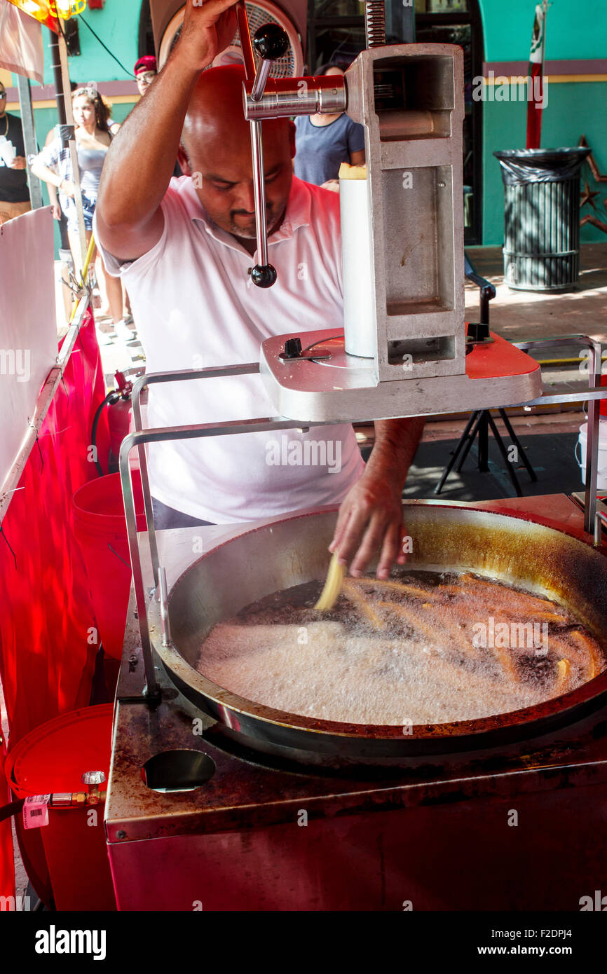 L'uomo la frittura churros fritti dessert messicano Foto Stock