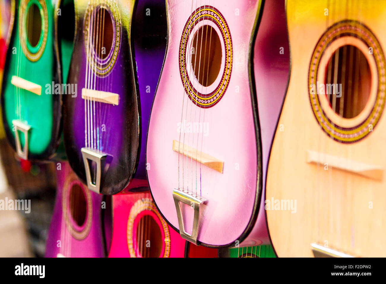 Piccole chitarre colorate Foto Stock