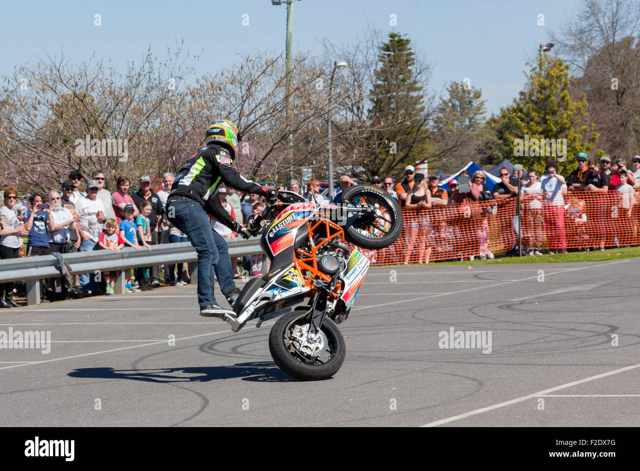 VICTORIA/AUSTRALIA - Settembre 2015: Stunt motociclista effettuando in corrispondenza di un'auto show il 13 settembre 2015 in Corowa. Foto Stock