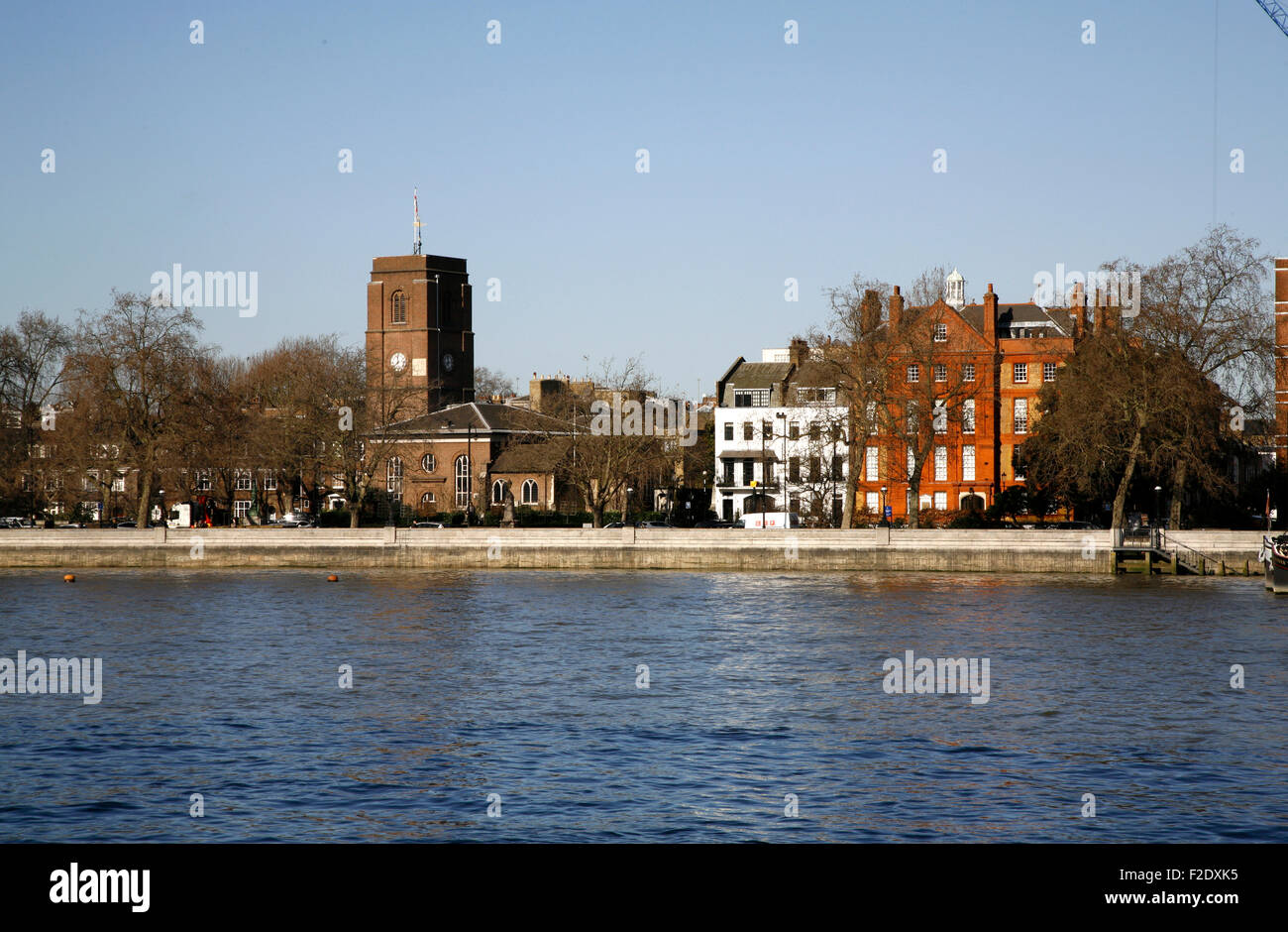 Vista sul Fiume Tamigi a Chelsea vecchia chiesa sul Chelsea Embankment, a Chelsea, Londra, Regno Unito Foto Stock