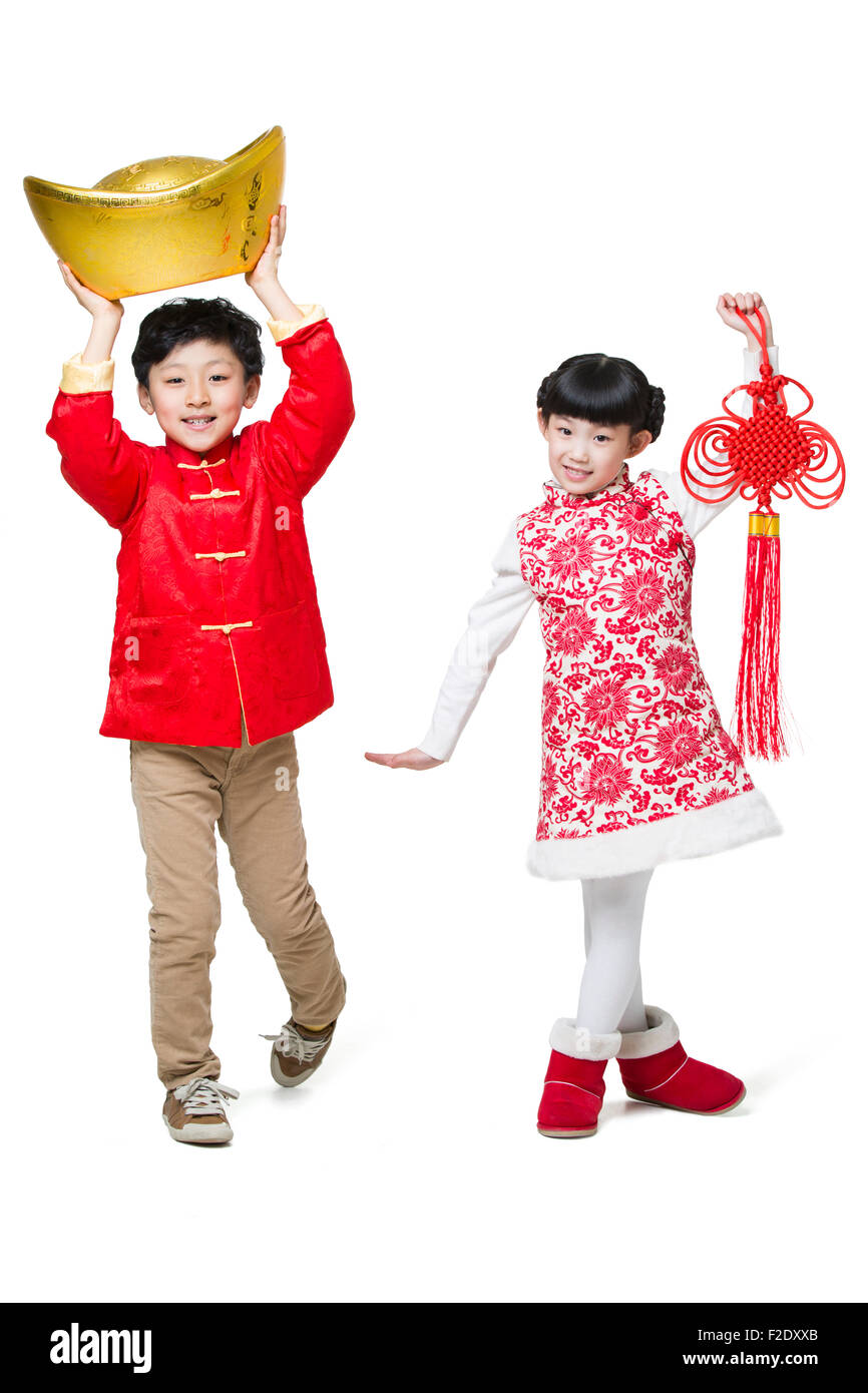 Dei bambini felici azienda nodo Cinese e Tradizionale yuanbao valuta Foto Stock