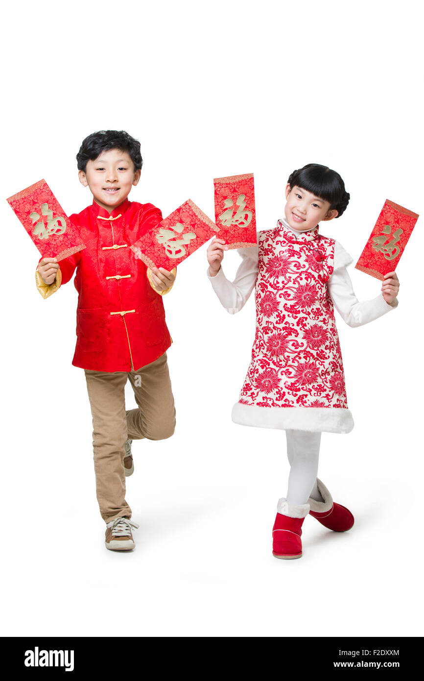 Dei bambini felici holding buste rosse Foto Stock