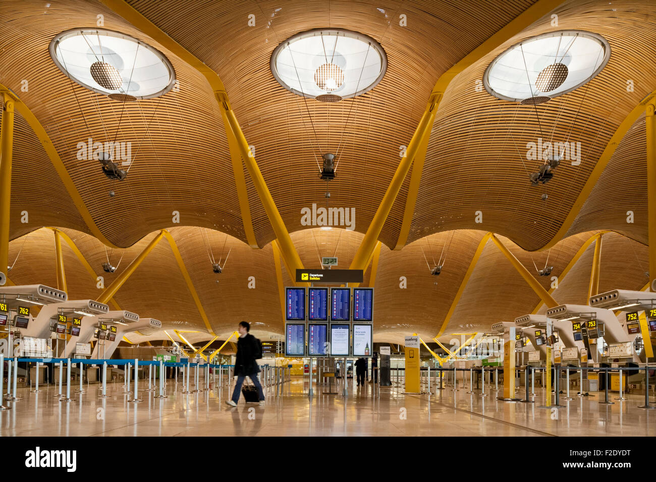 L' aeroporto di Barajas concourse. L' aeroporto di Barajas Terminal 4 in Madrid, Madrid, Spagna. Architetto: Richard Rogers , 2015. Foto Stock