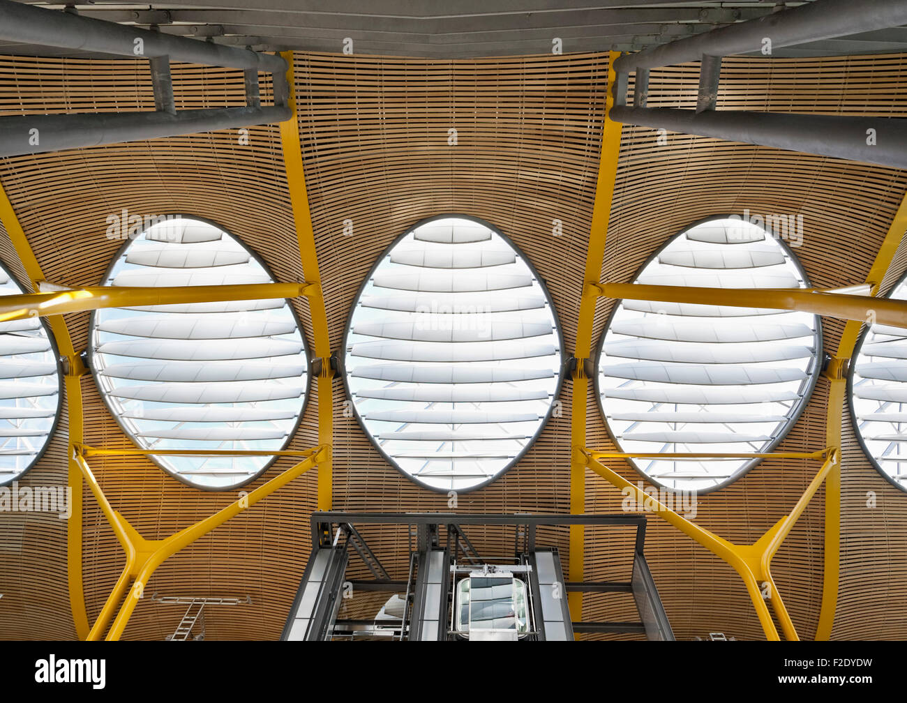 L' aeroporto di Barajas lucernario dettaglio. L' aeroporto di Barajas Terminal 4 in Madrid, Madrid, Spagna. Architetto: Richard Rogers , 2015. Foto Stock