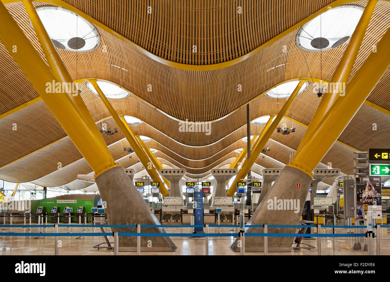 L' aeroporto di Barajas coperture dettaglio. L' aeroporto di Barajas Terminal 4 in Madrid, Madrid, Spagna. Architetto: Richard Rogers , 2015. Foto Stock