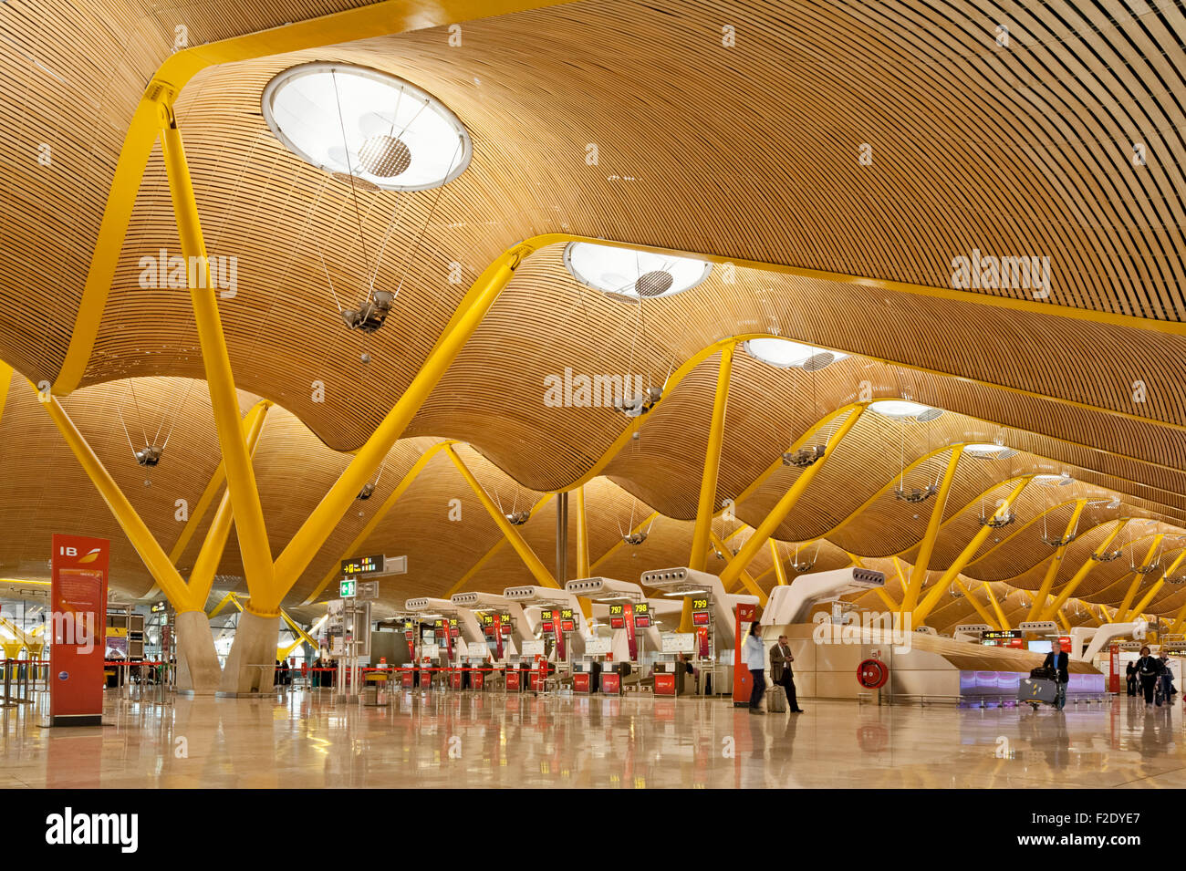 L' aeroporto di Barajas concourse. L' aeroporto di Barajas Terminal 4 in Madrid, Madrid, Spagna. Architetto: Richard Rogers , 2015. Foto Stock