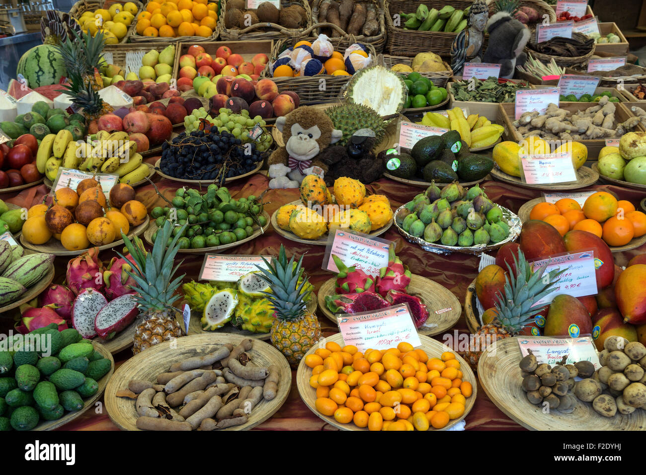 Vari frutti esotici in una frutta stand, Viktualienmarkt, Monaco di Baviera, Germania Foto Stock