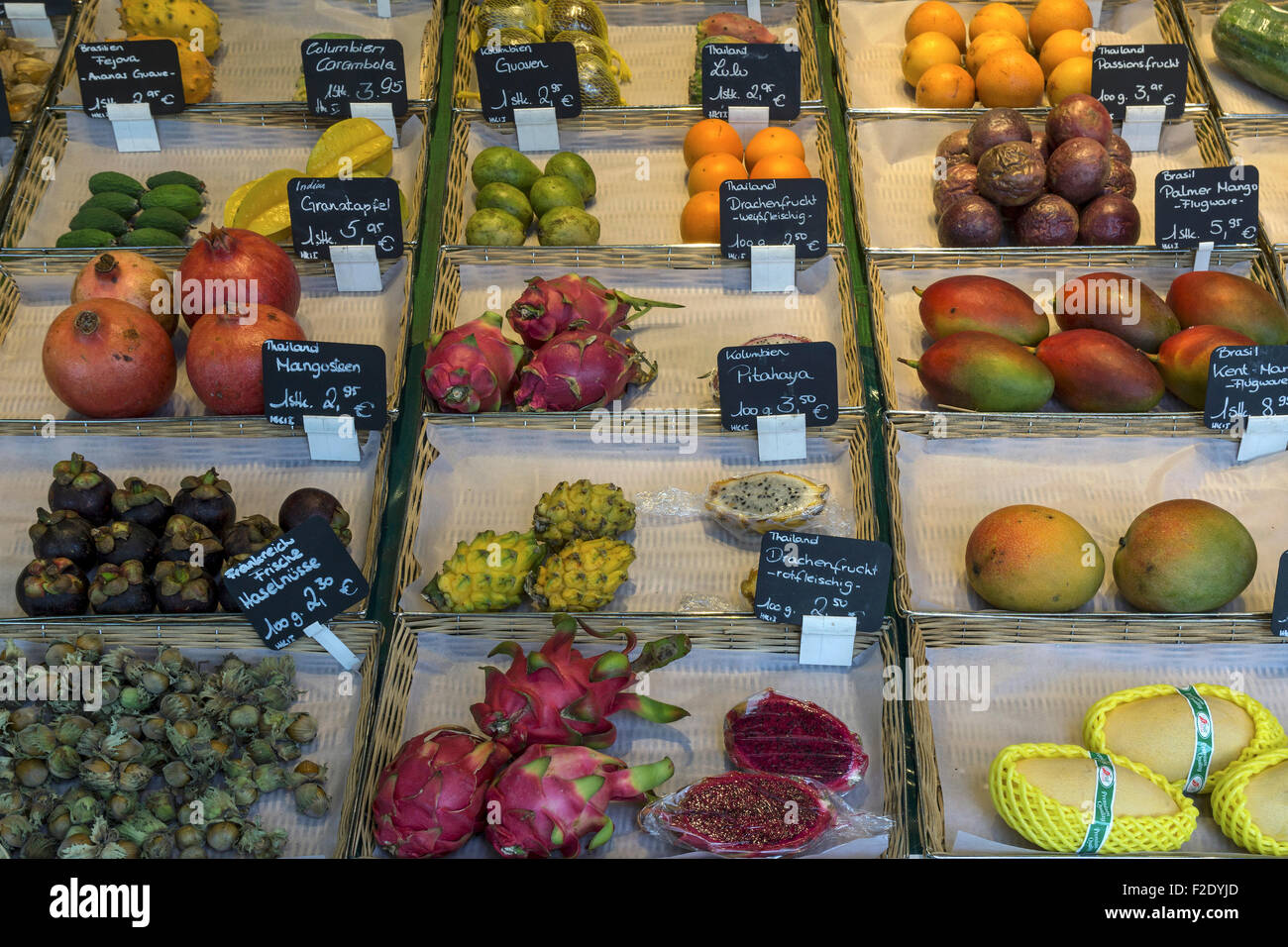 Vari frutti esotici in una frutta stand, Viktualienmarkt, Monaco di Baviera, Germania Foto Stock