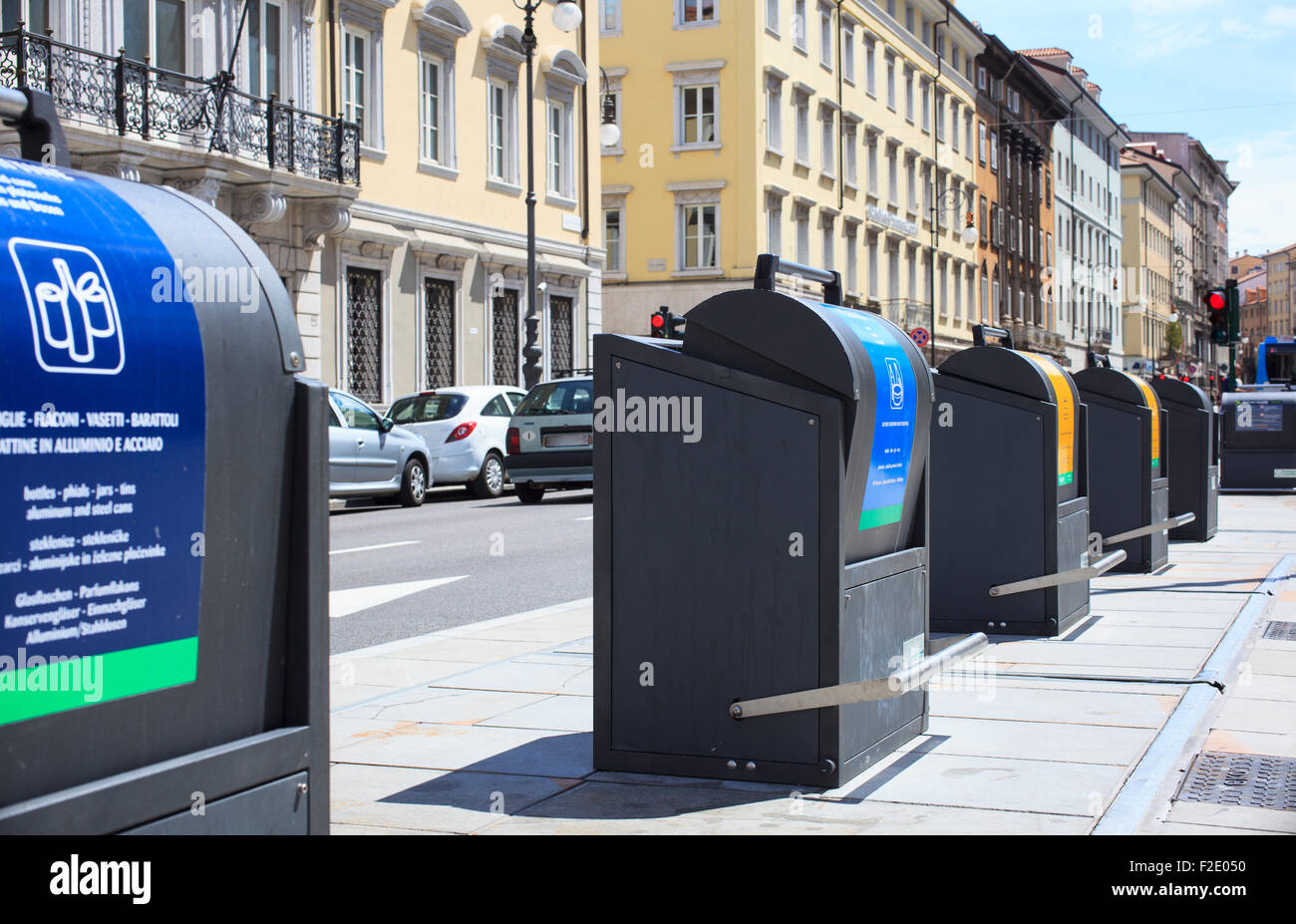 Contenitori per il riciclaggio della carta, metallo, plastica e vetro - Trieste Foto Stock