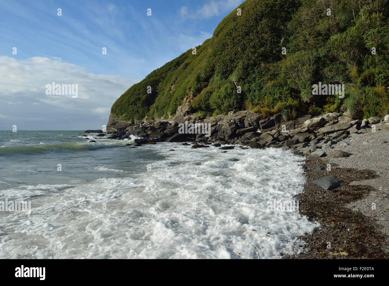 Spiaggia a Lee Bay con Duty punto dietro Foto Stock