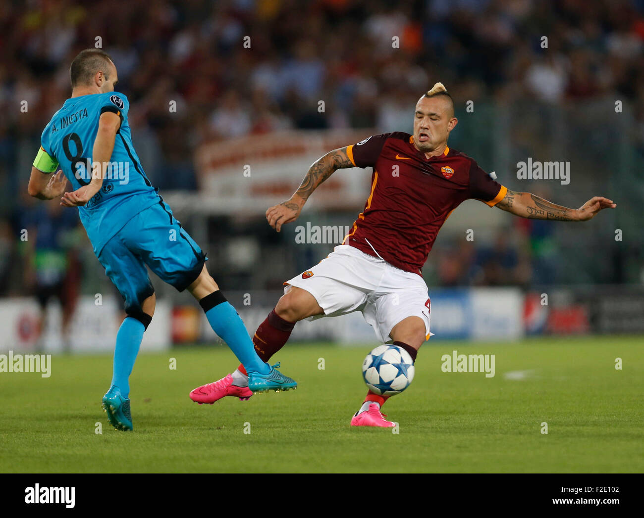 Roma, Italia. Xvi Sep, 2015. Barcellona Andreas Iniesta lotta per la sfera con come Roma's Radja Nainggolan durante la Champions League Gruppo E partita di calcio allo Stadio Olimpico di Roma 16 Settembre 2015 Credit: agnfoto/Alamy Live News Foto Stock