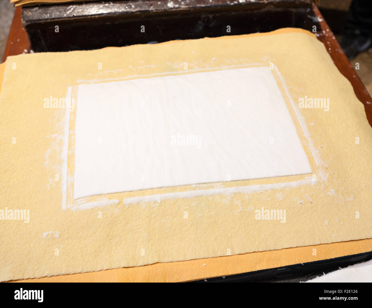 Essiccazione della carta di cotone lavorati a mano con tecnica antica. Foto Stock