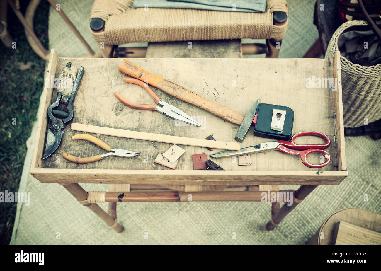 Gli strumenti per la lavorazione artigianale su un tavolo di legno. Foto Stock