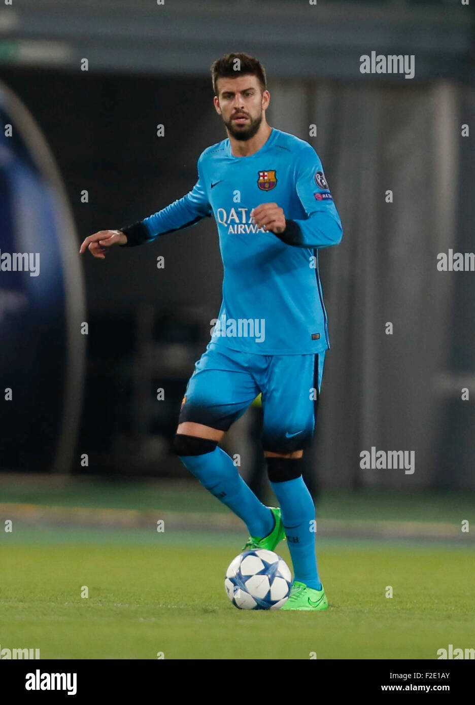 Roma, Italia. Xvi Sep, 2015. Barcellona'sGerard Pique controlla la sfera durante la Champions League Gruppo E partita di calcio contro la Roma nello Stadio Olimpico di Roma 16 Settembre 2015 Credit: agnfoto/Alamy Live News Foto Stock