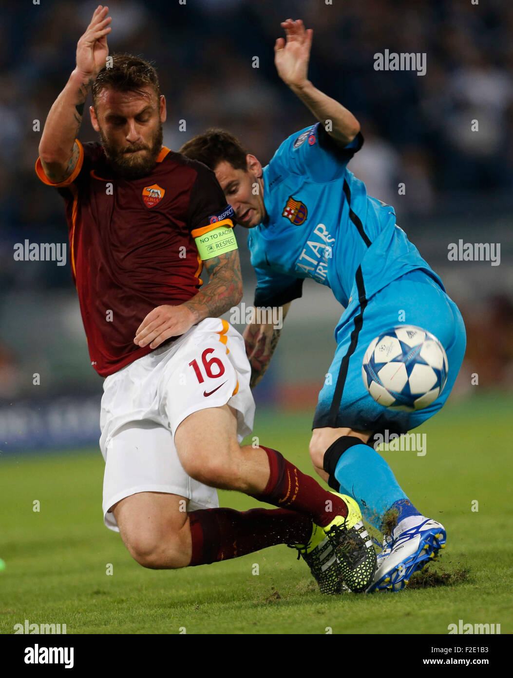 Roma, Italia. Xvi Sep, 2015. Barcellona di Lionel Messi e come Roma nella lotta per la palla durante la Champions League Gruppo E partita di calcio allo Stadio Olimpico di Roma 16 Settembre 2015 Credit: agnfoto/Alamy Live News Foto Stock