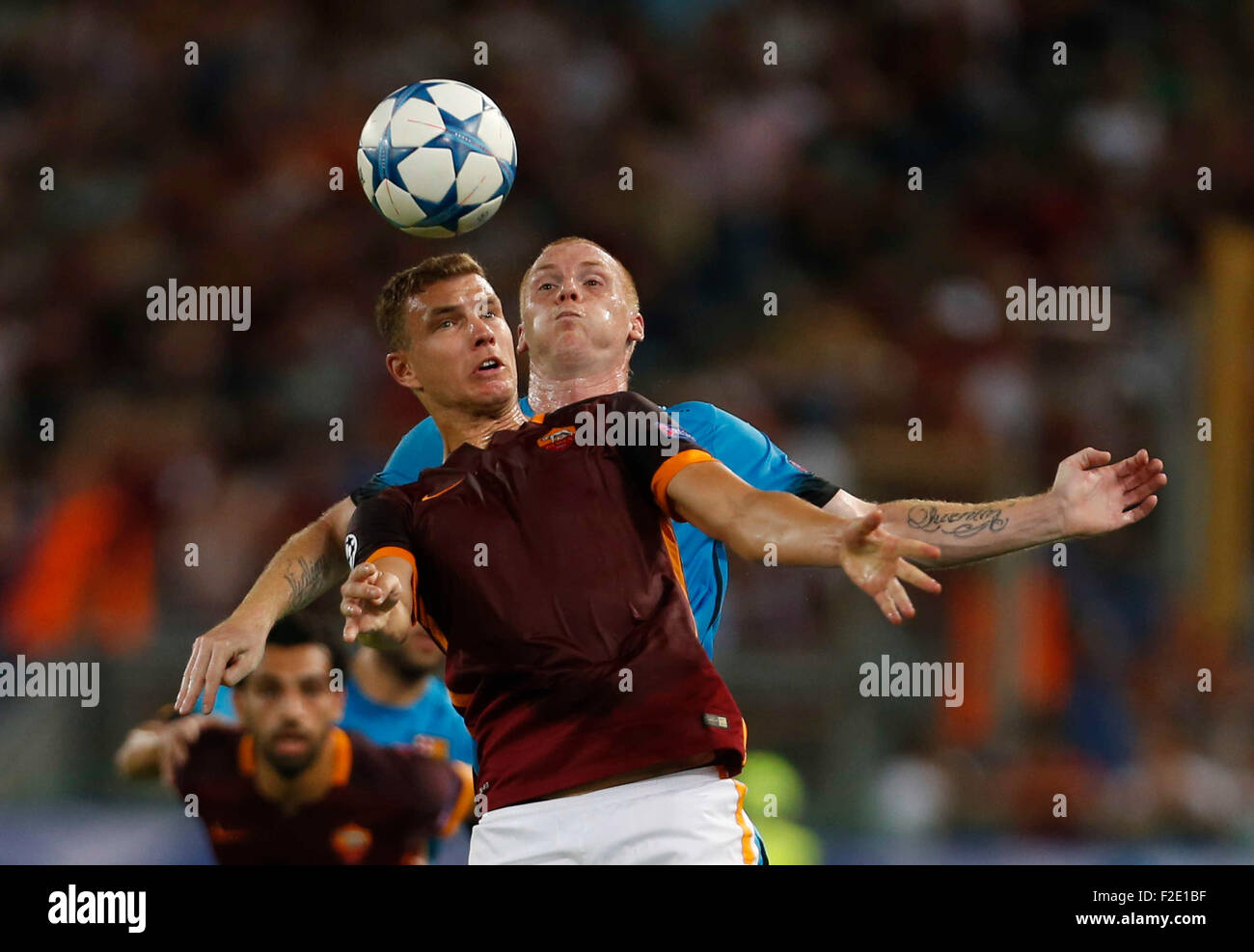 Roma, Italia. Xvi Sep, 2015. Come Roma's Edin Dzeko lotta per la palla con il Barcellona Jeremy Mathieu durante la Champions League Gruppo E partita di calcio allo Stadio Olimpico di Roma 16 Settembre 2015 Credit: agnfoto/Alamy Live News Foto Stock