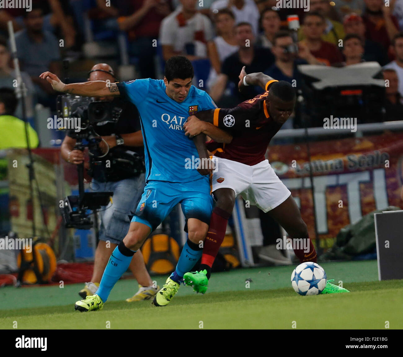 Roma, Italia. Xvi Sep, 2015. Barcellona Luis Suarez lotta per la palla con la Roma di Antonio Rudiger durante la Champions League Gruppo E partita di calcio contro nello Stadio Olimpico di Roma 16 Settembre 2015 Credit: agnfoto/Alamy Live News Foto Stock