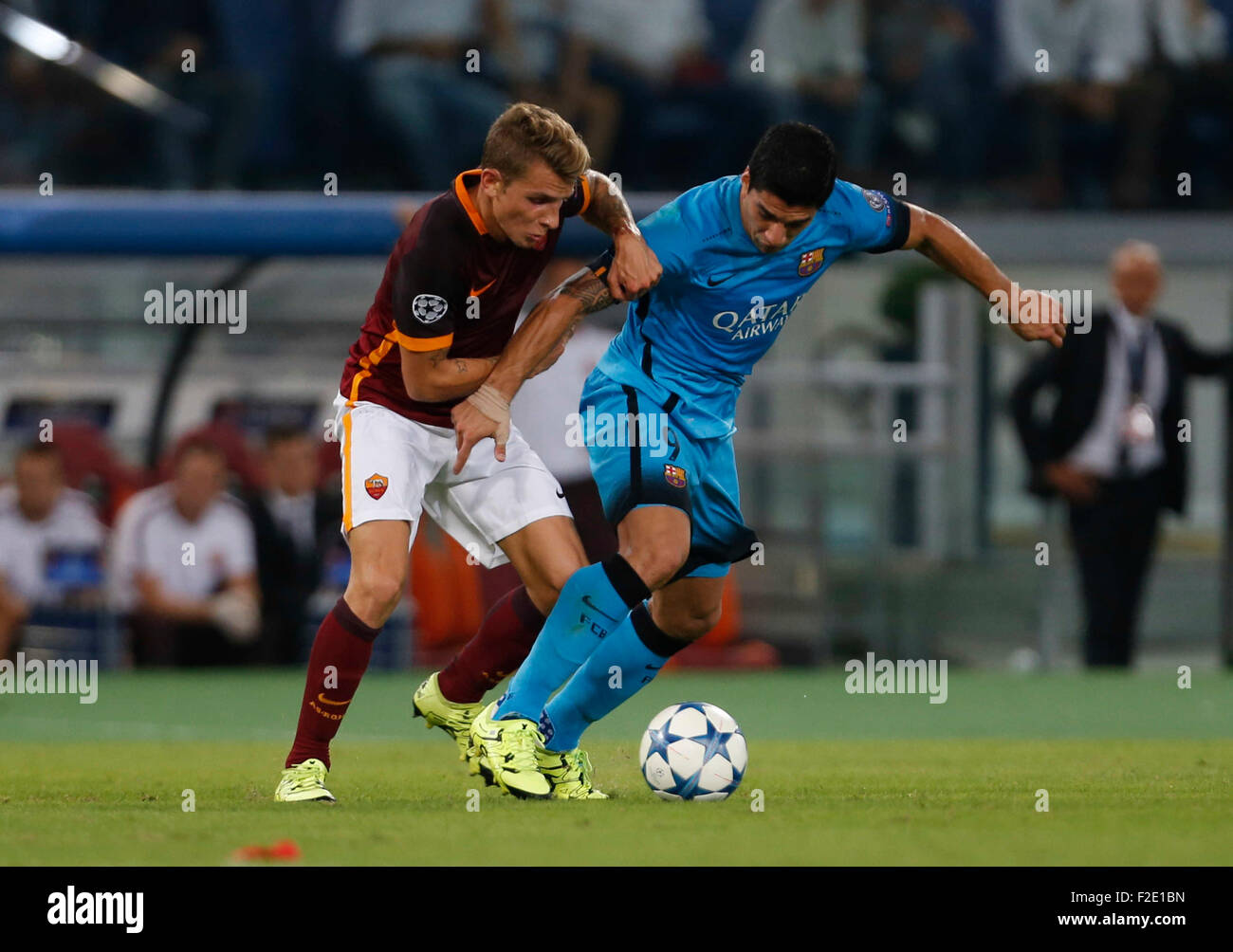 Roma, Italia. Xvi Sep, 2015. Come Roma's Lucas Digne lotta per la palla con il Barcellona di Luis Suarez durante la Champions League Gruppo E partita di calcio allo Stadio Olimpico di Roma 16 Settembre 2015 Credit: agnfoto/Alamy Live News Foto Stock