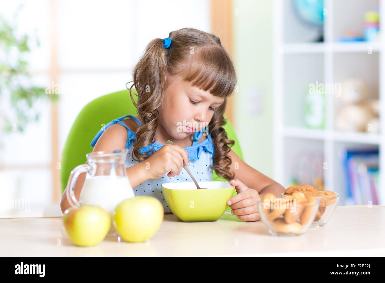 Bambino mangiare cibo sano in vivaio Foto Stock
