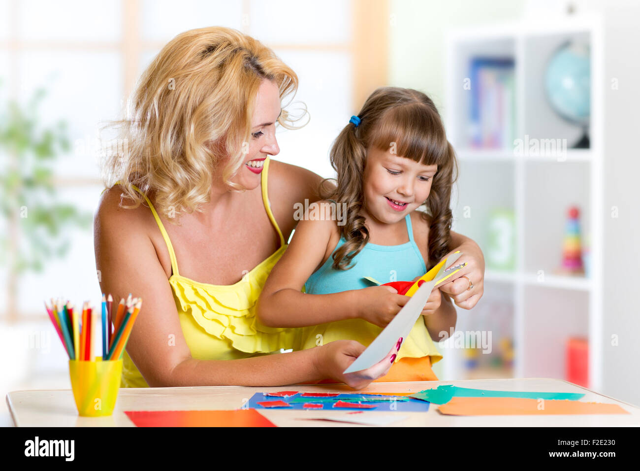 Madre e figlia gioca a fare artigianato Foto Stock