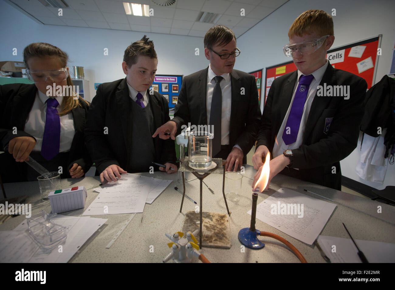 Preside Bill Leyland con gli alunni nella foto durante un anno 9 classe di scienze a Kirkby High School, Merseyside. La scuola era uno dei più bassi tassi di successo per GCHE passa nel 2014 in Inghilterra. Nel 2013 la scuola è cambiato da autorità locali per lo stato dell'Accademia. Foto Stock