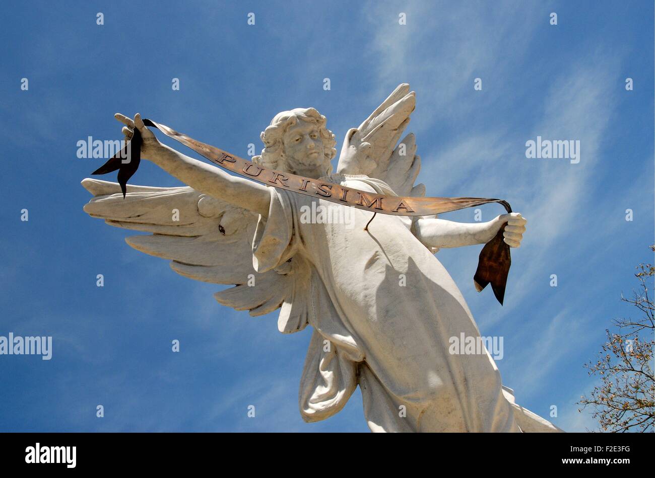 KUBA/Karibik/ El Cobre bei Santiago de Cuba/Basilica del Cobre/ Die Virgen del Cobre wurde 1916 zur Schutzpatronin Kubas ernannt und 1998 von Papst Johannes Paul II. gekrönt und gesegnet. Engel am Eingang der Kirche. |Cuba nei Caraibi. El Cobre vicino a Santiago de Cuba/Basilica del Cobre. La Virgen del Cobre fu nominato patrono di Cuba nel 1916 e incoronato e benedetta da Papa Giovanni Paolo II nel 1998. Angelo di pietra all'ingresso della chiesa.| Christiane Eisler/transito - GESPERRT FÜR BILDFUNK - *** Caption locale *** Foto Stock