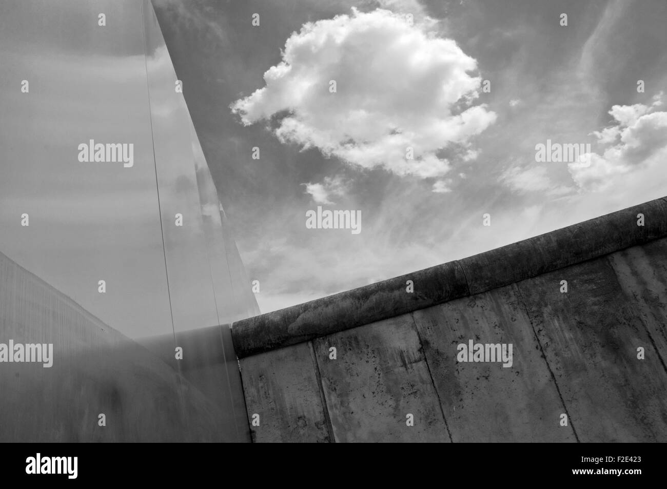 Fine del muro che divise Berlino chiuso con acciaio inossidabile al Gedenkstätte Berliner Mauer Berlin Wall Memorial a Bemauer Strasse, Berlino Germania Foto Stock