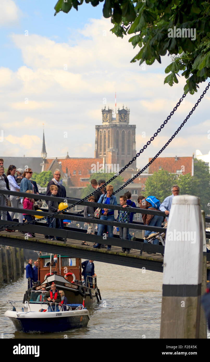 DORDRECHT, Paesi Bassi - 2 giugno 2012: Dordrecht in vapore, la più grande potenza vapore evento in Europa. Visitatori che attraversano il ponte Foto Stock