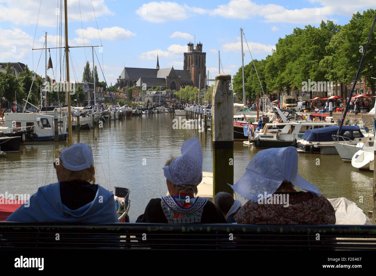 DORDRECHT, Paesi Bassi - 2 giugno 2012: Dordrecht in vapore, la più grande potenza vapore evento in Europa. Donne godendo la vista in pe Foto Stock