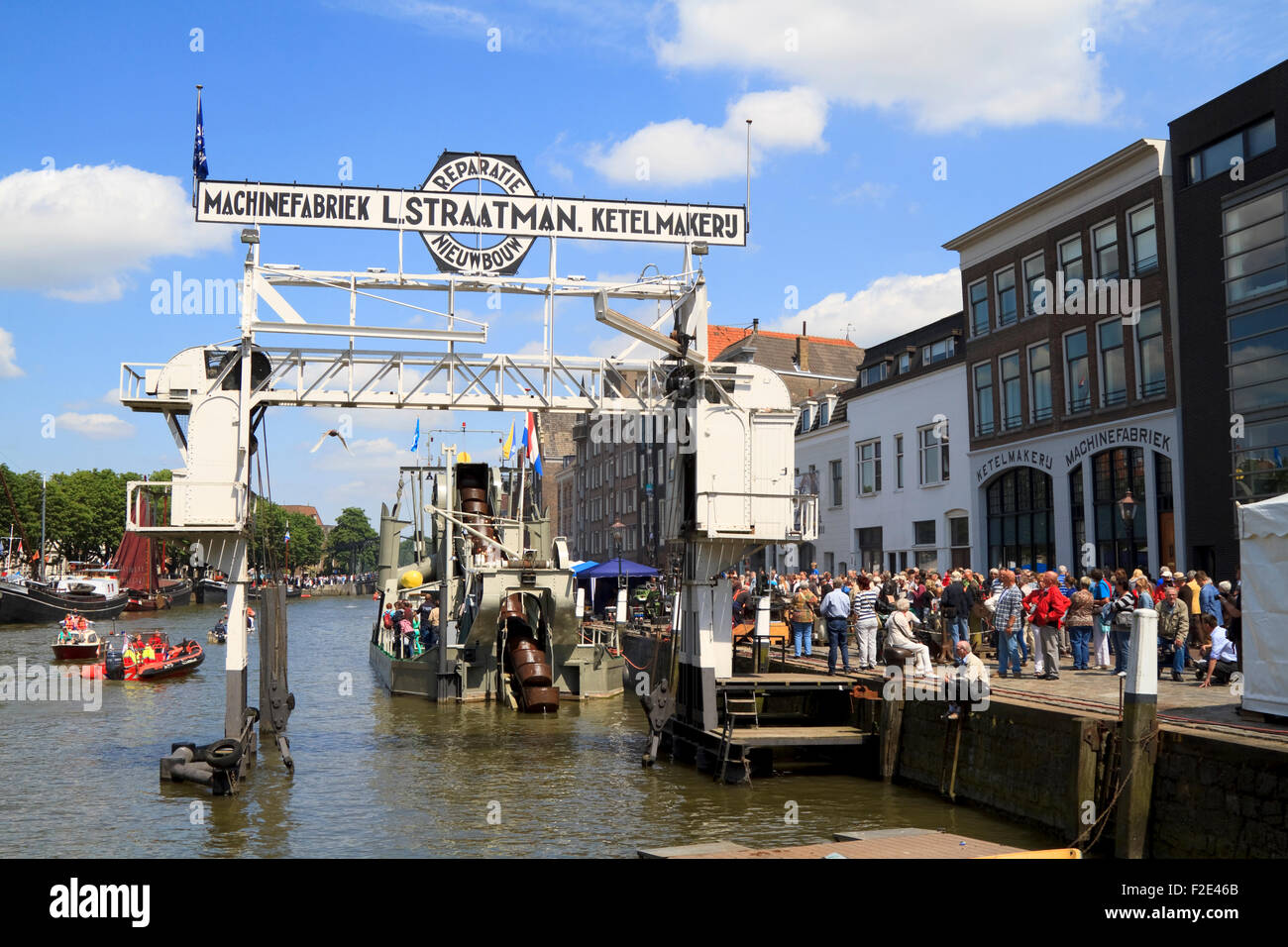 DORDRECHT, Paesi Bassi - 2 giugno 2012: Dordrecht in vapore, la più grande potenza vapore evento in Europa. I visitatori su Wolwevershaven ha Foto Stock