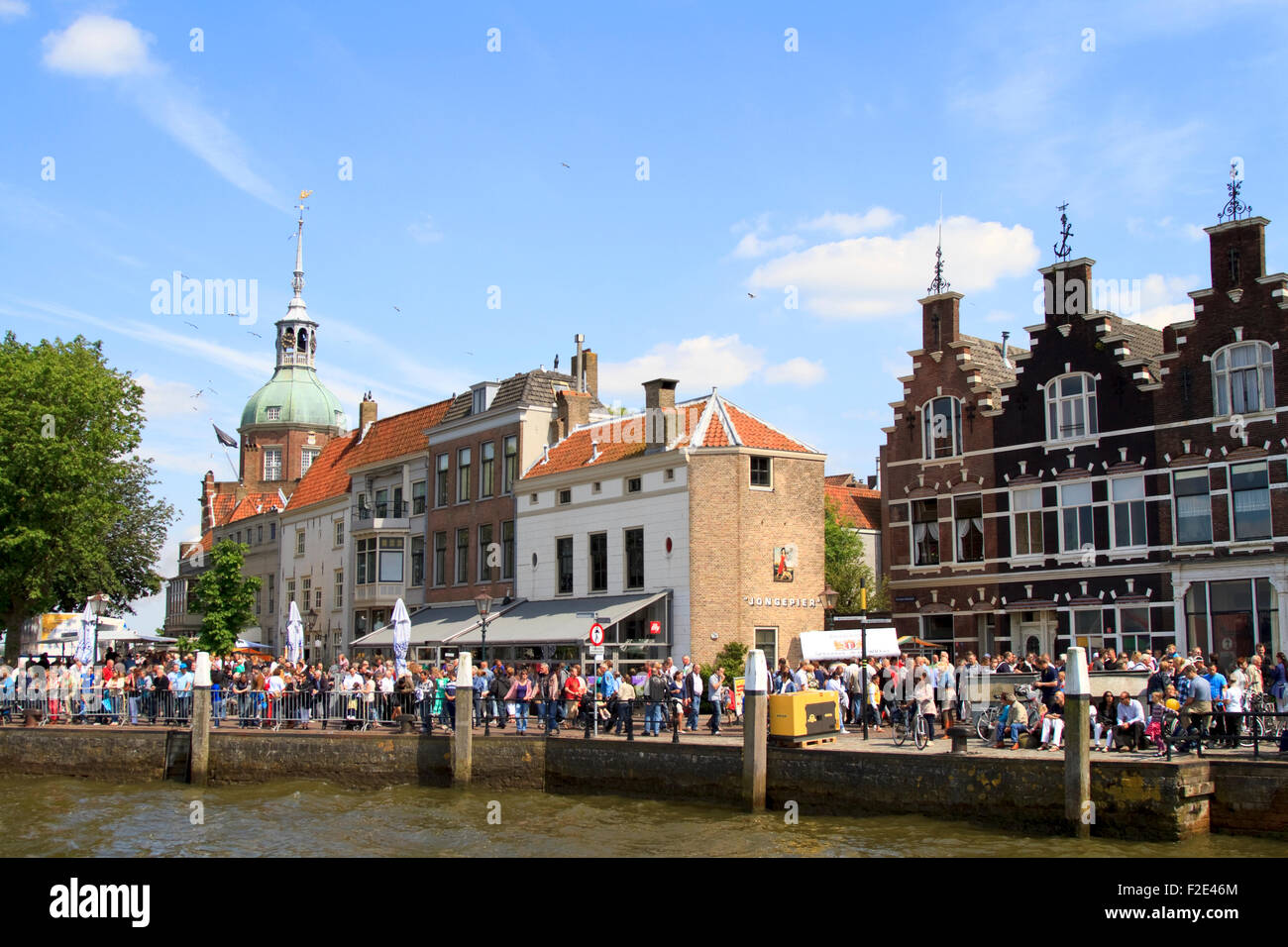DORDRECHT, Paesi Bassi - 2 giugno 2012: Dordrecht in vapore, la più grande potenza vapore evento in Europa. La folla sul Groot Hoofd su Foto Stock