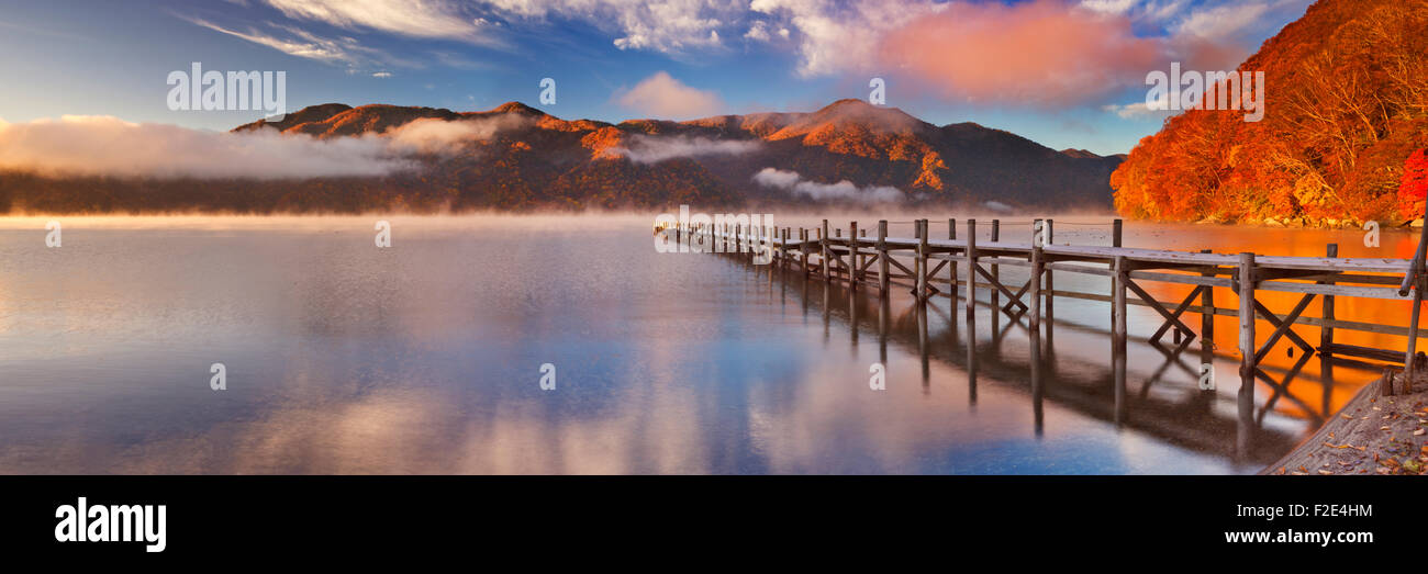 Il Lago Chuzenji (Chuzenjiko, 中禅寺湖) vicino a Nikko in Giappone. Fotografato su una bella mattina ancora in autunno a sunrise. Foto Stock
