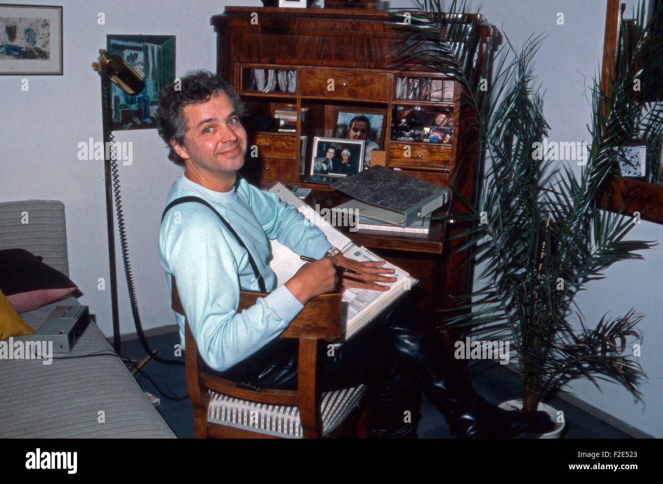 Der deutsche Schauspieler Michael Ee am Schreibtisch, Deutschland 1980er Jahre. Attore tedesco Michael Ee alla sua scrivania, Deutschland degli anni ottanta. 24x36WB12 Foto Stock