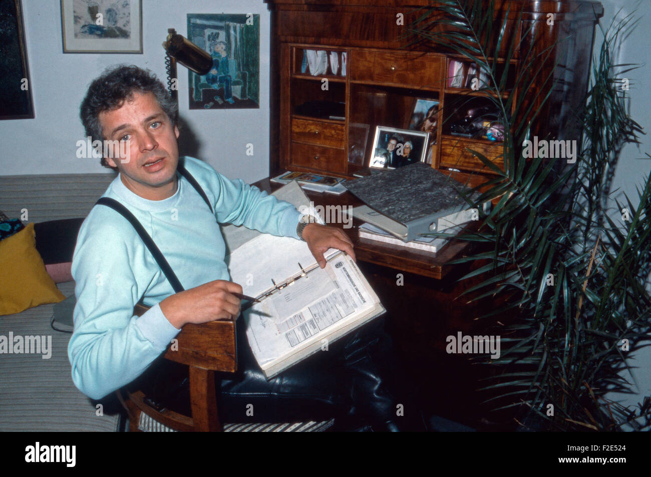 Der deutsche Schauspieler Michael Ee am Schreibtisch, Deutschland 1980er Jahre. Attore tedesco Michael Ee alla sua scrivania, Deutschland degli anni ottanta. 24x36WB12 Foto Stock