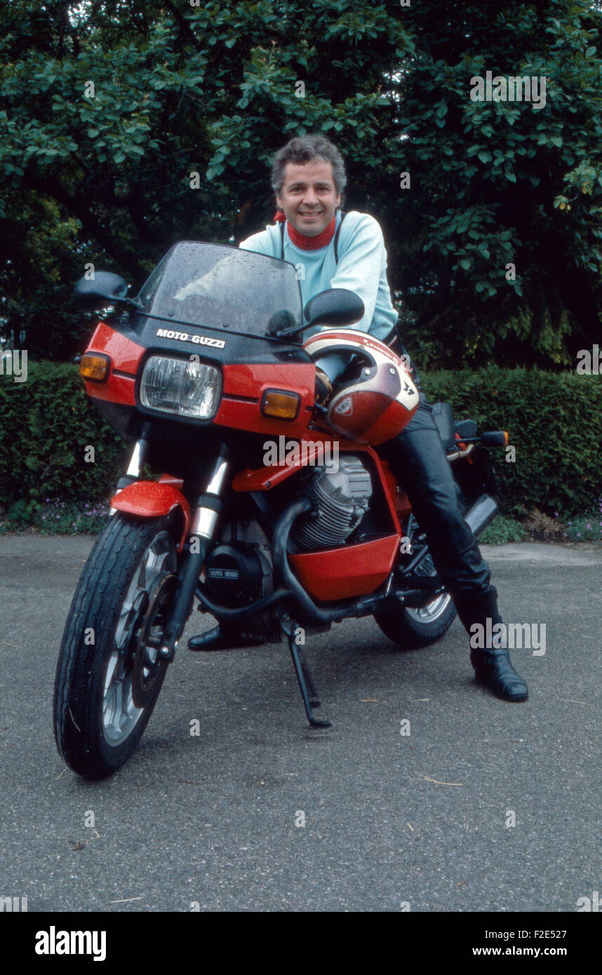 Der deutsche Schauspieler Michael Ee mit seinem Moto Guzzi MK2 Motorrad, Deutschland 1980er Jahre. Attore tedesco Michael Ee con la sua Moto Guzzi MK2 moto, Deutschland degli anni ottanta. 24x36WB13 Foto Stock