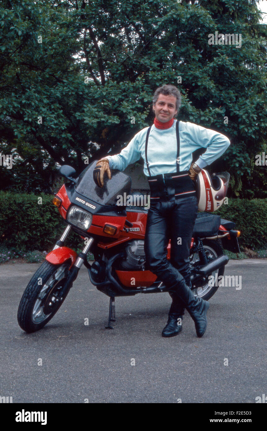 Der deutsche Schauspieler Michael Ee mit seinem Moto Guzzi MK2 Motorrad, Deutschland 1980er Jahre. Attore tedesco Michael Ee con la sua Moto Guzzi MK2 moto, Deutschland degli anni ottanta. 24x36WB13 Foto Stock