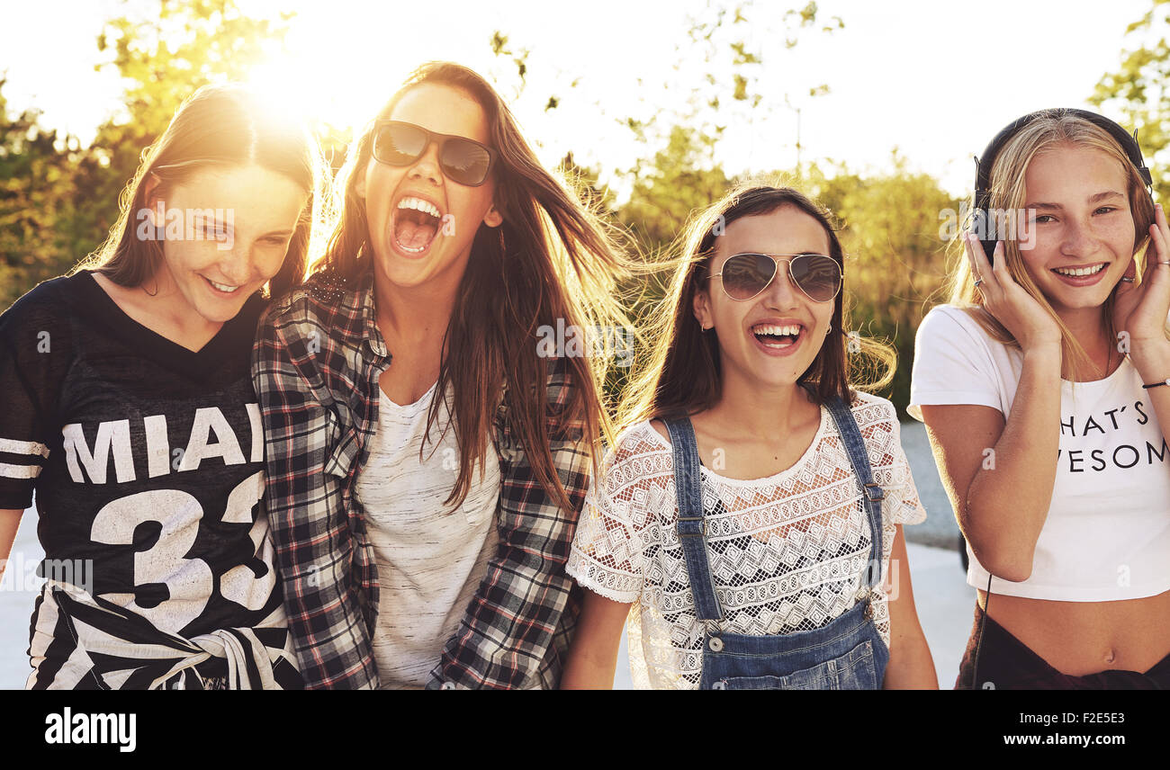 Gruppo di adolescenti ride molto su s giorno di estate Foto Stock