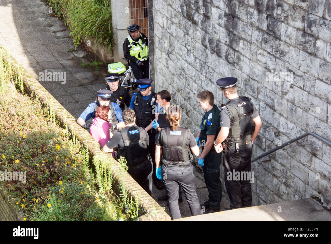 La polizia e i servizi di ambulanza frequentare un incidente a fianco del fiume Medway, Maidstone. Foto Stock