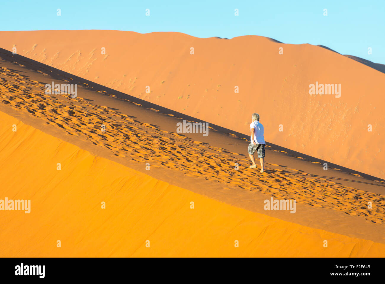 La gente camminare fino dune 45 nel deserto in Namibia, Africa Foto Stock