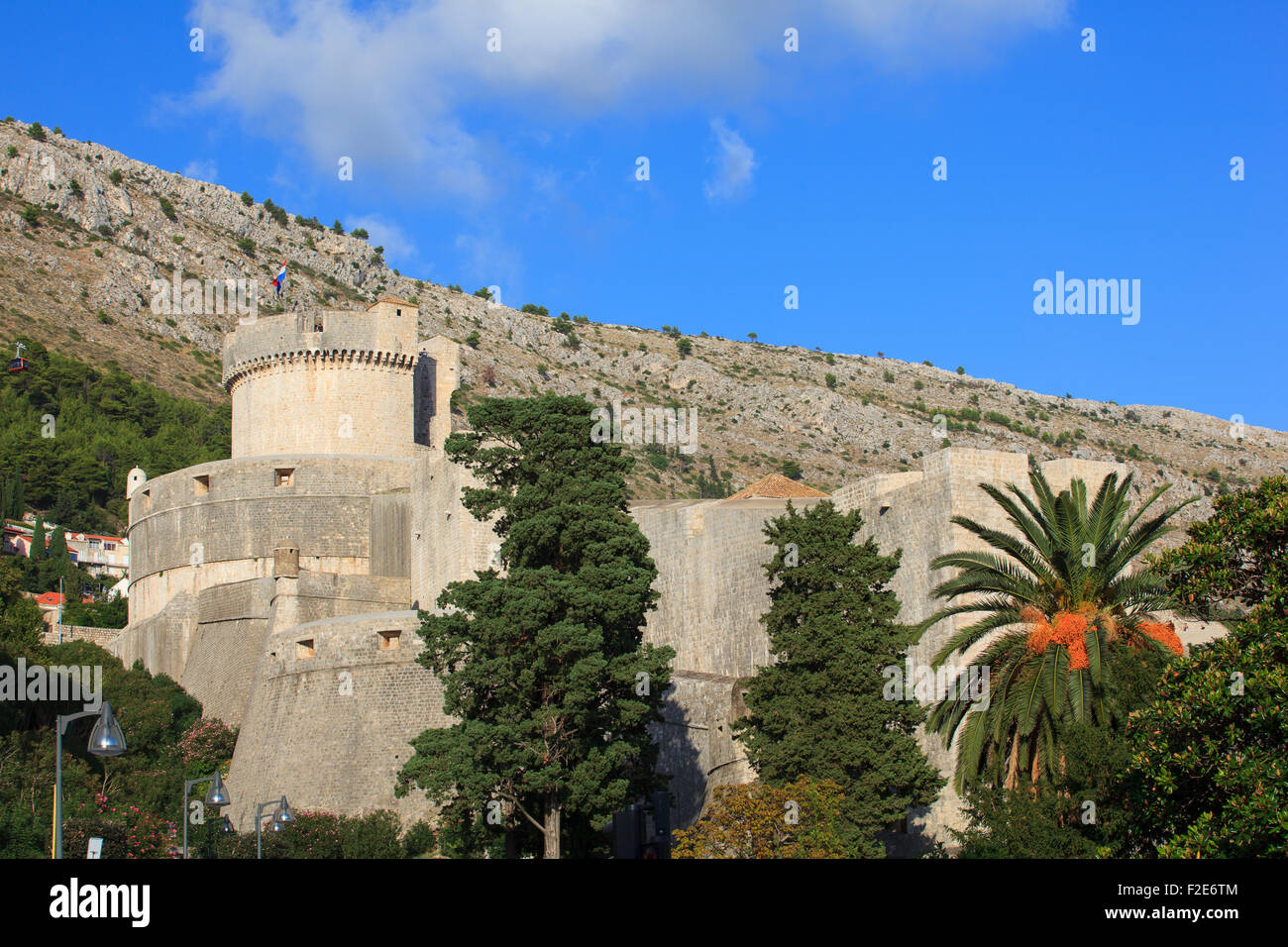 Mura di Dubrovnik con vista sulla Torre Minčeta, Croazia Foto Stock