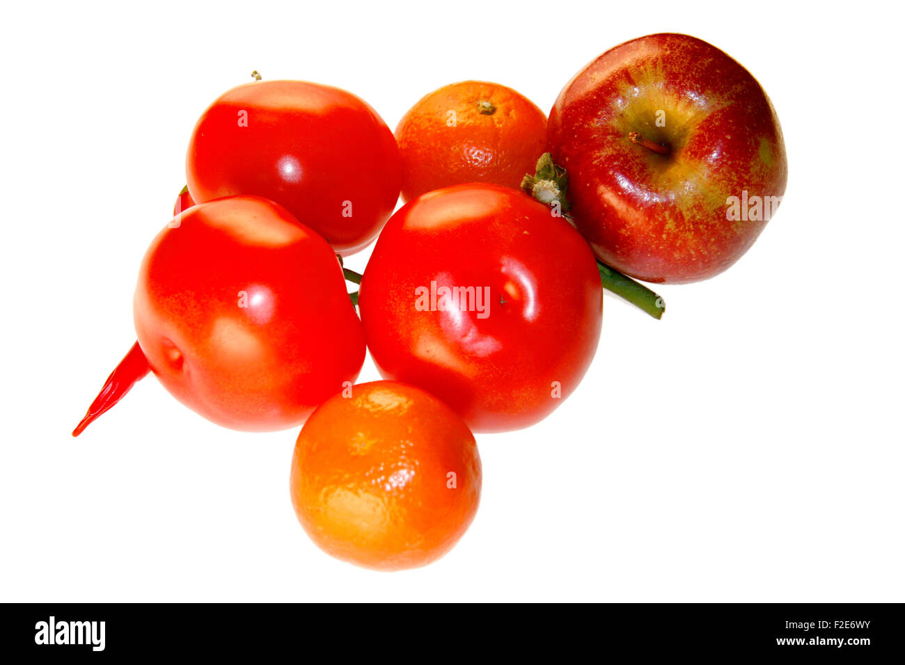 Obst/ gemuese: rote Chillyschote, Tomaten, Mandarinen, Apfel - Symbolbild Nahrungsmittel . Foto Stock