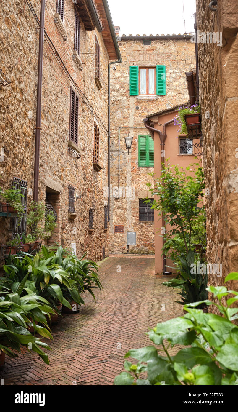 Bella strada del piccolo e storico borgo toscano Pienza Foto Stock